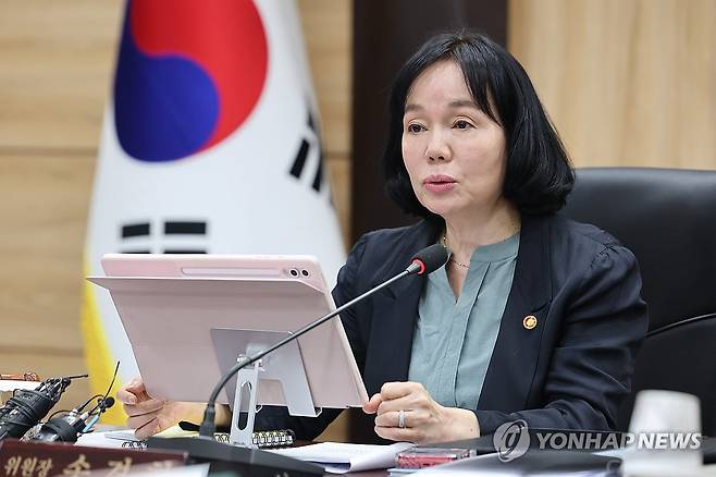 발언하는 송경희 개인정보위원장 (서울=연합뉴스) 서대연 기자 = 송경희 개인정보보호위원회 위원장이 22일 서울 종로구 정부서울청사에서 열린 2026년 제7회 개인정보보호위원회 전체회의에서 발언하고 있다. 2026.4.22 dwise@yna.co.kr