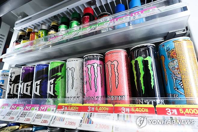 청소년 10명 중 1명은 카페인 중독 범위 (서울=연합뉴스) 류효림 기자 = 지난 19일 한국청소년정책연구원의 '청소년 유해약물 사용 실태 및 정책방안연구'에 따르면 청소년들은 집중력을 끌어올리기 위해 커피와 고카페인 음료를 자주 마시는 것으로 나타났다. 고카페인 음료의 경우 한 달에 1번 이상 마신다는 응답이 61.2%로 커피 섭취율보다 높았다. 한 달에 10회 이상 마신다는 응답도 10.8%를 기록해 청소년 10명 중 1명은 카페인 중독 범위에 있는 것으로 조사됐다. 사진은 20일 서울 시내 편의점 음료 판매대에 진열된 카페인 음료 모습. 2026.4.20 ryousanta@yna.co.kr