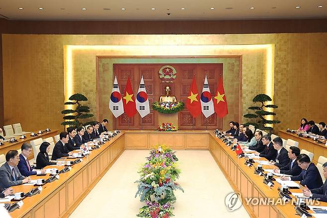 이재명 대통령, 베트남 총리 면담 (하노이=연합뉴스) 김도훈 기자 = 베트남을 국빈 방문 중인 이재명 대통령이 23일(현지시간) 하노이 총리실에서 레 민 흥 베트남 총리와 면담하고 있다. 2026.4.23 superdoo82@yna.co.kr