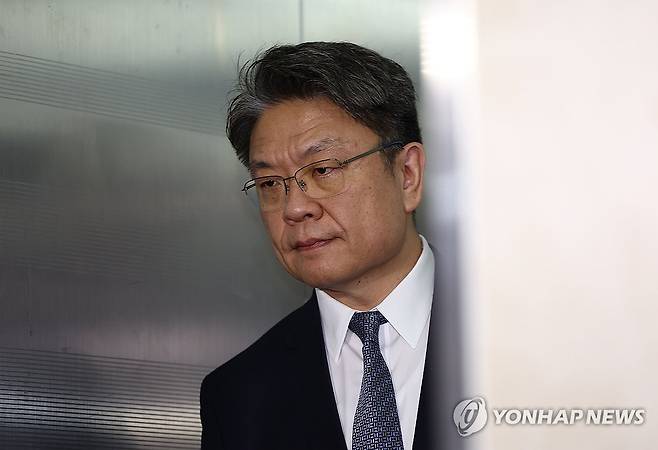 이시원 전 대통령실 공직기강비서관, 해병특검 출석 (서울=연합뉴스) 김성민 기자 = 이시원 전 대통령실 공직기강비서관이 26일  피의자 신분으로 조사받기 위해 서울 서초구 이명현 순직해병 특별검사팀에 출석하고 있다. 2025.9.26 ksm7976@yna.co.kr