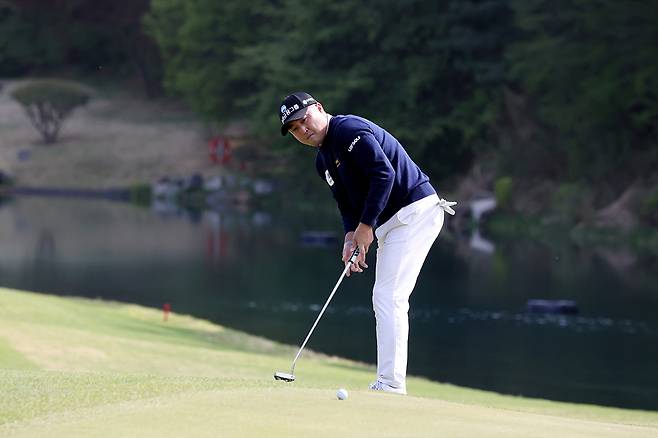 퍼트하는 이태훈 [KPGA 제공. 재배포 및 DB 금지]