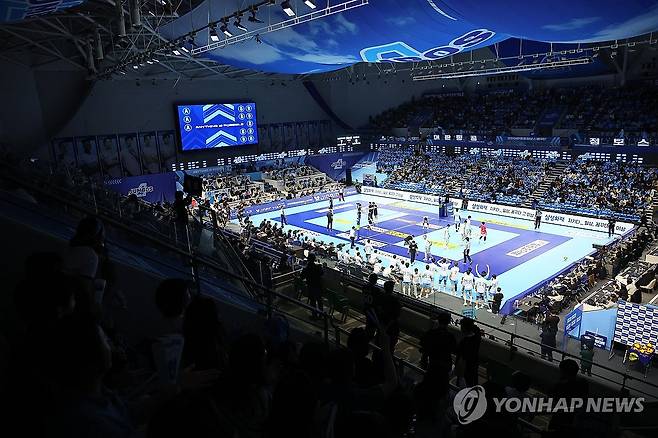 만원 관중 남자배구 챔프 5차전 (인천=연합뉴스) 임순석 기자 = 10일 인천 계양체육관에서 열린 프로배구 2025-2026 V리그 남자부 챔피언결정전 대한항공과 현대캐피탈 5차전 경기장을 찾은 시민들이 경기를 관람하고 있다. 2026.4.10 soonseok02@yna.co.kr