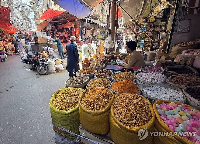 손님 없는 파키스탄 라왈핀디 전통시장 (라왈핀디[파키스탄]=연합뉴스) 손현규 특파원 = 미국과 이란의 2차 종전 회담이 사실상 무산된 가운데 22일(현지시간) 오후 파키스탄 펀자브주 라왈핀디에 있는 대형 전통시장인 '라자 바자르'가 평소보다 손님이 없어 한산한 모습이다. 2026.4.23 son@yna.co.kr