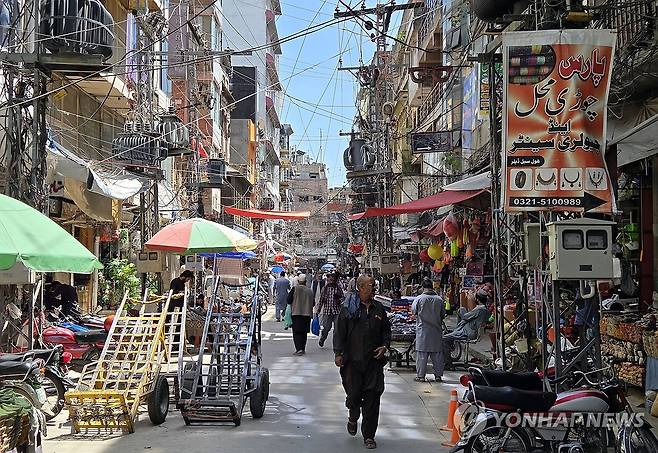 한산한 파키스탄 라왈핀디 전통시장 (라왈핀디[파키스탄]=연합뉴스) 손현규 특파원 = 미국과 이란의 2차 종전 회담이 사실상 무산된 가운데 22일(현지시간) 오후 파키스탄 펀자브주 라왈핀디에 있는 대형 전통시장인 '라자 바자르'가 평소보다 손님이 없어 한산한 모습이다. 2026.4.23 son@yna.co.kr