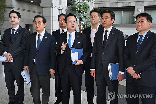 브리핑하는 국조특위 여당 간사 박성준 (서울=연합뉴스) 더불어민주당 박성준 간사 등 윤석열 정권 정치검찰 조작기소 의혹 사건 진상규명 국정조사특별위원회 위원들이 23일 서울 여의도 금융감독원에서 열린 쌍방울그룹 주가 조작 무마 의혹 관련 현장 조사 진행 뒤 취재진에게 브리핑하고 있다. 2026.4.23 [국회사진기자단] photo@yna.co.kr