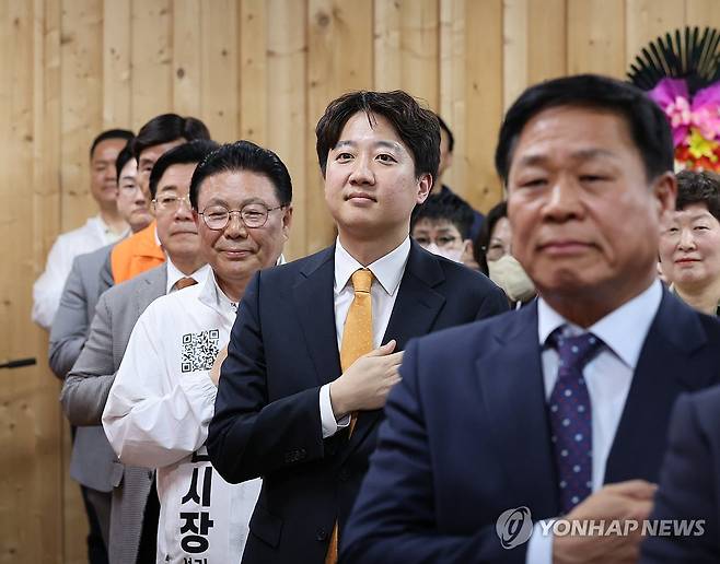 국민의례 하는 이준석 대표 (울산=연합뉴스) 김용태 기자 = 개혁신당 이준석 대표(가운데)가 23일 울산 남구에서 열린 울산시당 창당대회에서 국민의례를 하고 있다. 2026.4.23 yongtae@yna.co.kr