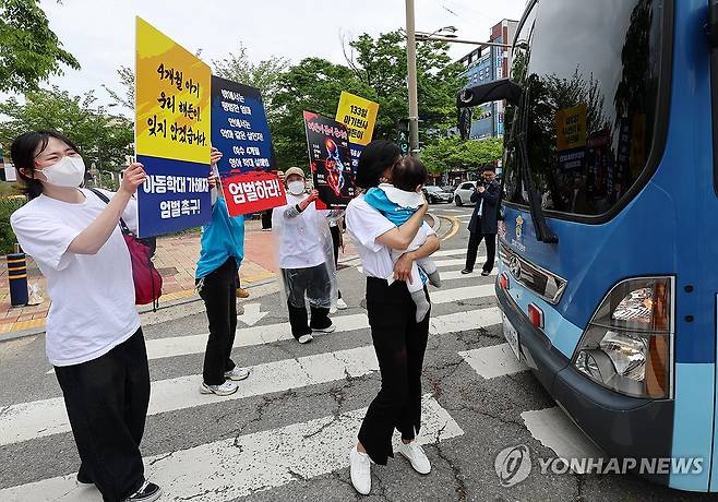 호송차 가로막은 아기 든 엄마 (순천=연합뉴스) 조남수 기자 = 23일 전남 순천시 광주지방법원 순천지원에서 해든이 추모 및 아동학대 근절·법 개정 촉구 집회 참가자들이 생후 4개월 아들을 학대해 숨지게 한 혐의를 받는 친모가 탄 호송차를 가로막고 있다. 2026.4.23 iso64@yna.co.kr