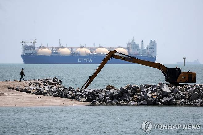 말라카 해협을 지나는 LNG 운반선 지난 15일(현지시간) 말레이시아의 말라카 해협을 지나는 액화천연가스(LNG) 운반선
[EPA 연합뉴스 자료사진. 재판매 및 DB 금지]