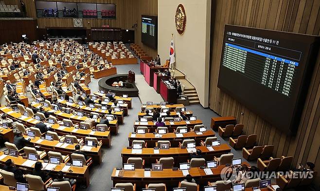 진실·화해를위한과거사정리위원회 위원 선출안 통과 (서울=연합뉴스) 이동해 기자 = 23일 국회에서 열린 4월 임시국회 제7차 본회의에서 진실·화해를위한과거사정리위원회 위원 선출안 등 11건이 통과되고 있다. 2026.4.23 eastsea@yna.co.kr