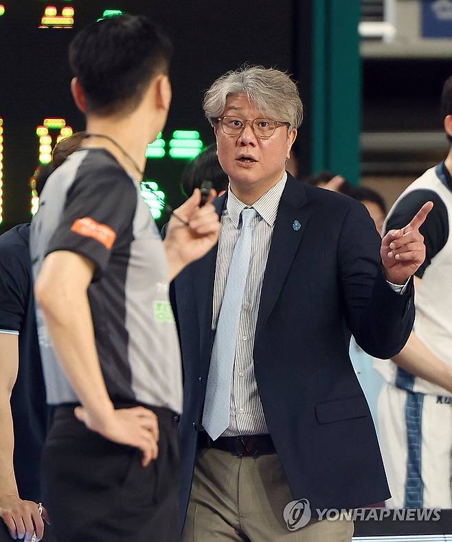 고양 소노 손창환 감독 (창원=연합뉴스) 김동민 기자 = 23일 경남 창원체육관에서 열린 KBL 2025-2026 LG전자 프로농구 4강 플레이오프(PO) 1차전 창원 LG 세이커스와 고양 소노 스카이거너스 경기. 소노 손창환 감독이 심판과 대화하고 있다. 2026.4.23 image@yna.co.kr