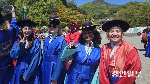 24일 경기 동부권 최대 축제 중 하나인 ‘제16회 양평 용문산 산나물 축제’가 수많은 방문객의 시선과 입맛을 끌어당기며 성대한 개막의 나팔을 불었다. 관내 외국인 유학생들이 ‘임금님 진상행렬’에 참여해 글로벌한 흥을 더했다. 26.4.24 양평/장태복기자 jkb@kyeongin.com