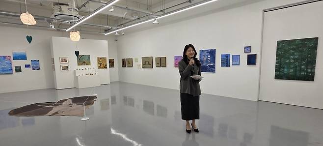 ▲ 23일 갤러리밸비 윤성지 대표가 작가와 작품들을 설명하고 있다. /장선 기자 now482@incheonilbo.com
