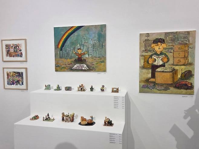 ▲ 콰야 작가의 무지개를 찾아서(가운데). /장선 기자 now482@incheonilbo.com