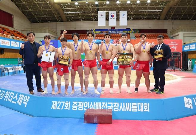 제27회 증평인삼배전국장사씨름대회서 정상에 오른 광주시청 선수단이 기념촬영을 하고 있다 사진=대한씨름협회