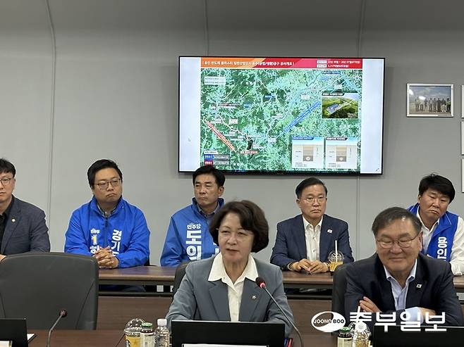 추미애 더불어민주당 경기도지사 후보가 24일 용인 원삼면 SK하이닉스 에코어스홀에서 인사말을 하고 있다. 이지은기자