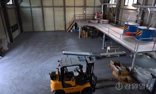 미국-이란 전쟁이 장기화에 따른 원유 공급이 차질을 빚으면서 나프타를 원료로 쓰는 아스콘·페인트 등 건설 자재 업계가 직격탄을 맞고 있다. 23일 도내 페인트 공장에 원자재가 수급이 안돼 제작 라인 가동이 중단되어 있다. 신세희기자