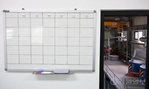 미국-이란 전쟁이 장기화에 따른 원유 공급이 차질을 빚으면서 나프타를 원료로 쓰는 아스콘·페인트 등 건설 자재 업계가 직격탄을 맞고 있다. 23일 도내 페인트 공장에서 제작 공정 스케쥴표가 비어 있다. 이 공장은 원자재가 수급이 안돼 가동을 멈춘 상태다. 신세희기자