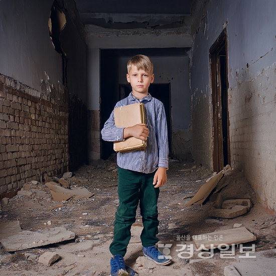 ▲ 안남용 사진작가가 지난해 6월 열린 2025 뉴 푼크툼 기획전에 전시한 AI 활용 작품 '존재하지 않는 증언'.