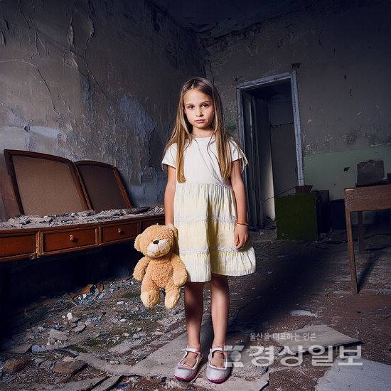 ▲ 안남용 사진작가가 지난해 6월 열린 2025 뉴 푼크툼 기획전에 전시한 AI 활용 작품 '존재하지 않는 증언'.