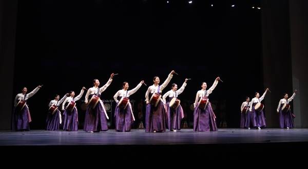 창원시립무용단 73회 정기공연 <풍류정담> 중 진도북춤. /주성희 기자