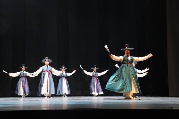 창원시립무용단 73회 정기공연 <풍류정담> 중 남명선비춤. /주성희 기자