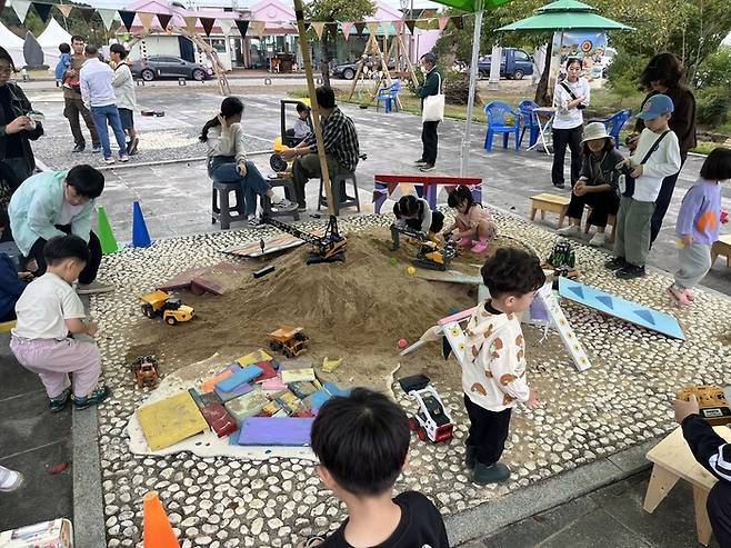 백원장에 모래언덕에서 어린이들이 소꿉놀이를 하고 있다.<백원장 운영위원회 제공>