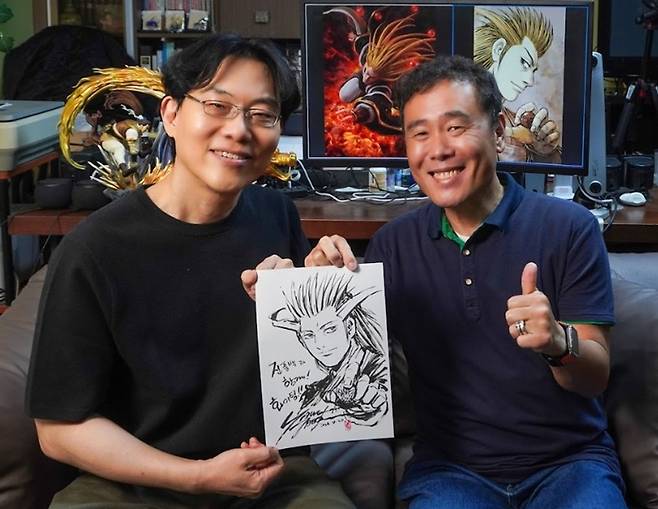 24일 '열혈강호' 만화의 전극진(글)·양재현(그림) 작가는 '열혈강호 온라인' 유튜브를 통해 진풍백 캐릭터 소식을 전했다. 사진은 (왼쪽부터)&nbsp;전극진 작가, 양재현 작가가 진풍백 스케치 그림을 들고 기념촬영하고 있는 모습.&nbsp;/ 엠게임