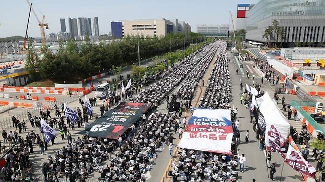 삼성전자 노동조합원들이 지난 23일 경기도 평택 삼성전자 평택캠퍼스 앞에서 열린 '투명하게 바꾸고, 상한폐지 실현하자-4/23 투쟁 결의대회'에서 구호를 외치고 있다. [사진=연합]