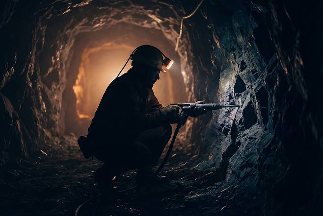 가나 정부가 글로벌 광산기업에 운영권의 현지 이전을 요구하며 미이행 시 광산 폐쇄 가능성까지 경고했다. (사진=모션엘리먼츠)