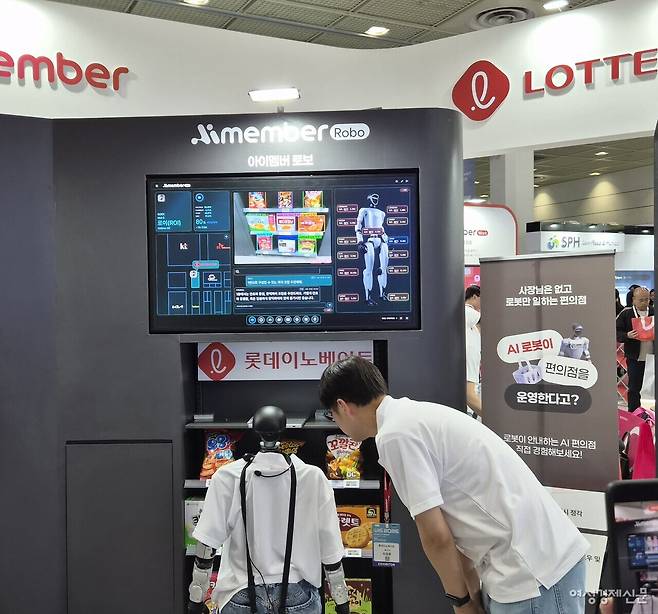 2026 월드IT쇼 롯데이노베이트 전시장에서 선보인 휴머노이드 로봇 '로이'가 가상의 편의점 매대 앞에서 시연하고 있다. /류빈 기자