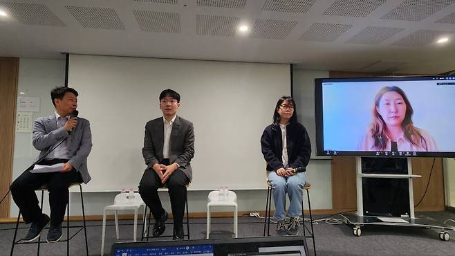 스타트업얼라이언스가 최근 디캠프 마포에서 개최한 ‘트렌드클럽: 한국 스타트업의 미국 진출 뉴노멀’은 미국에 진출한 한국계 스타트업의 현황과 과제를 짚고, 창업가와 투자자의 현장 경험을 바탕으로 향후 생태계의 방향성이 다뤄졌다. (왼쪽부터) 임정욱 스타트업얼라이언스 공동대표, 아모지 우성훈 대표, 스톰벤처스 김민주 파트너, 클리카 김나율 대표(화면). (사진=테크42)