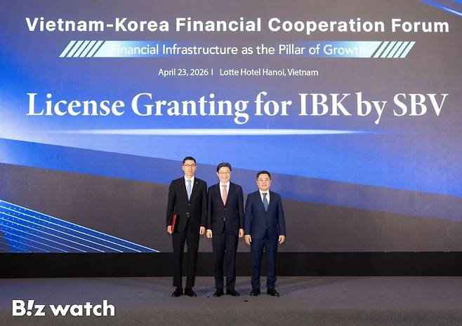 /사진 가운데 이억원 금융위원장(사진=이 위원장 엑스)