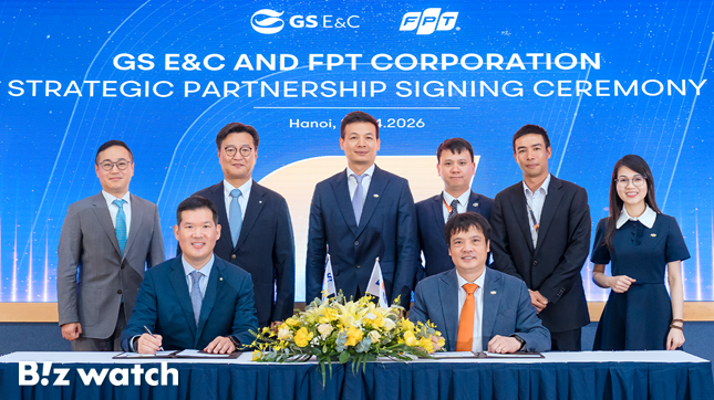 22일 베트남 호치민에서 허윤홍 GS건설 대표(앞줄 왼쪽)과 FPT 코퍼레이션 응우옌 반 코아 CEO(앞줄 오른쪽) 등 관계자들이 업무협약을 체결하고 기념사진을 촬영하고 있다./자료=GS건설 제공