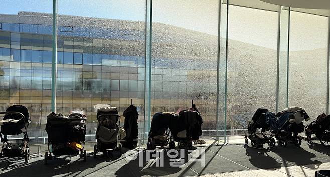 핀란드 헬싱키 오오디 중앙도서관 3층의 유아공간 옆 유모차 주차 공간 (사진=이민하 기자)