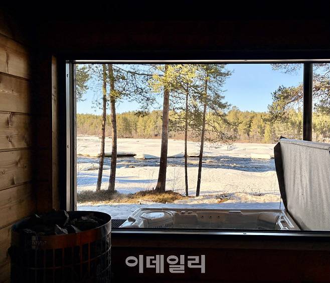 핀란드 라플란드 이나리 시 이발로 마을 ‘와일더니스 호텔 유우투아’(Wilderness Hotel Juutua)의 사우나에서 바라본 유우투아 강 (사진=이민하 기자)