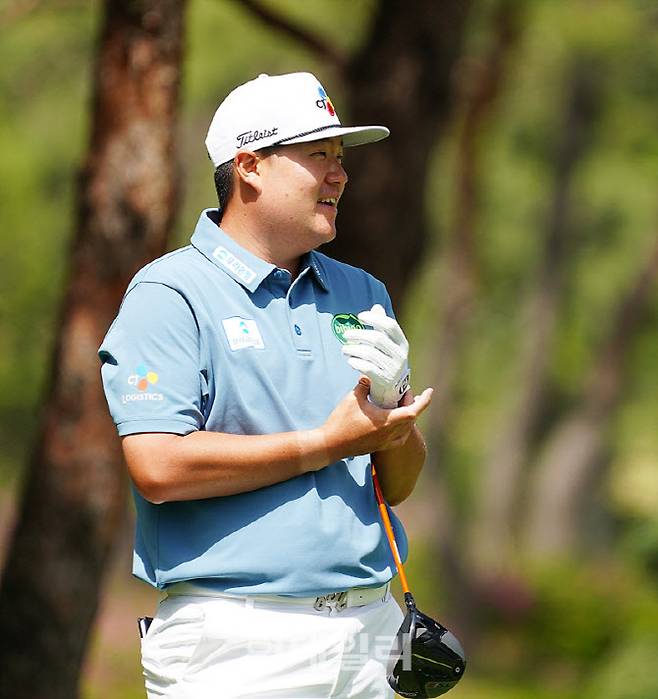 임성재가 23일 경기 파주시 서원밸리 컨트리클럽에서 열린 우리금융 챔피언십 1라운드 경기 도중 환하게 웃고 있다. (사진=이데일리 골프in 김상민 기자)