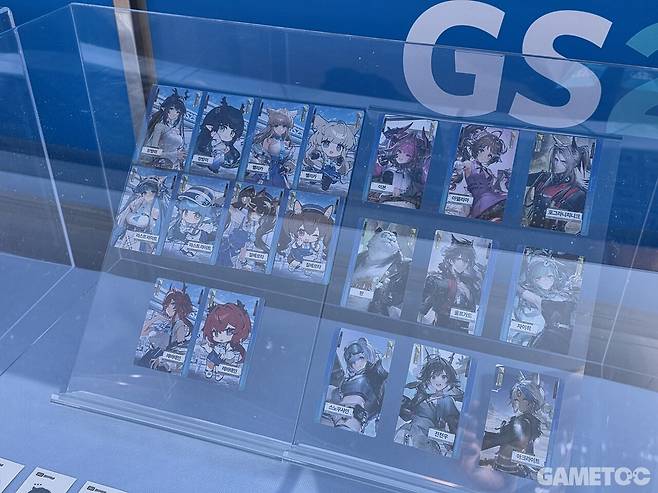 각종 메뉴를 구매하면 얻을 수 있는 포토카드, 띠부띠부씰을 모두 볼 수 있다