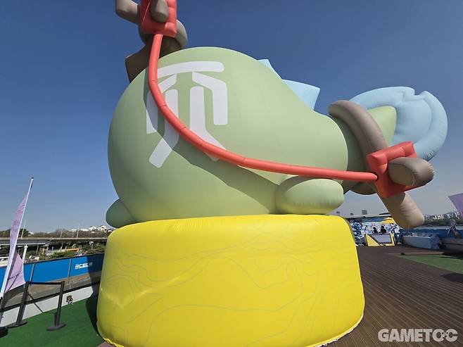 가까이서 보면 정말 크다