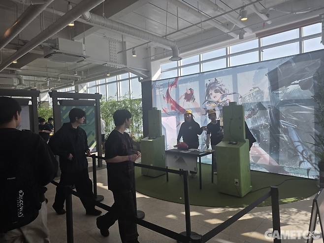 오프라인 이벤트를 하나씩 체험하는 관리자들