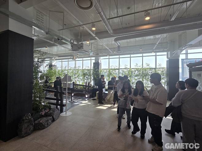 정각에 입장이 시작됐다