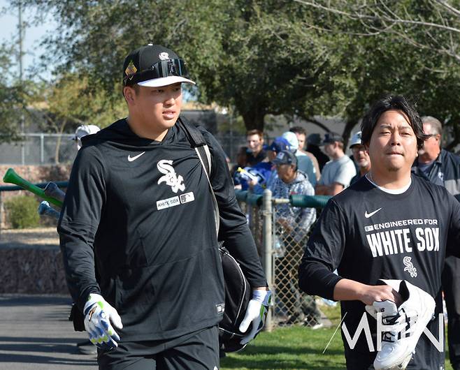 (무라카미(왼쪽)가 자신의 통역과 함께 지난 스프링캠프에서 훈련을 하기 위해 이동하고 있다)