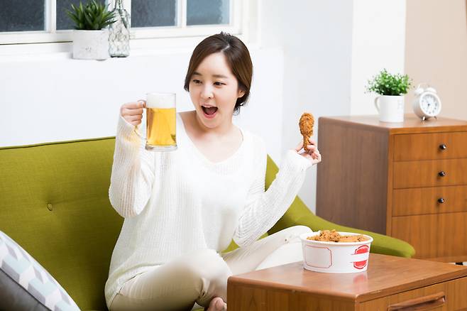 만성 스트레스에 야식 습관이 더해지면 장 건강에 더욱 큰 악영향을 줄 수 있다는 연구 결과가 나왔다. 사진=게티이미지뱅크