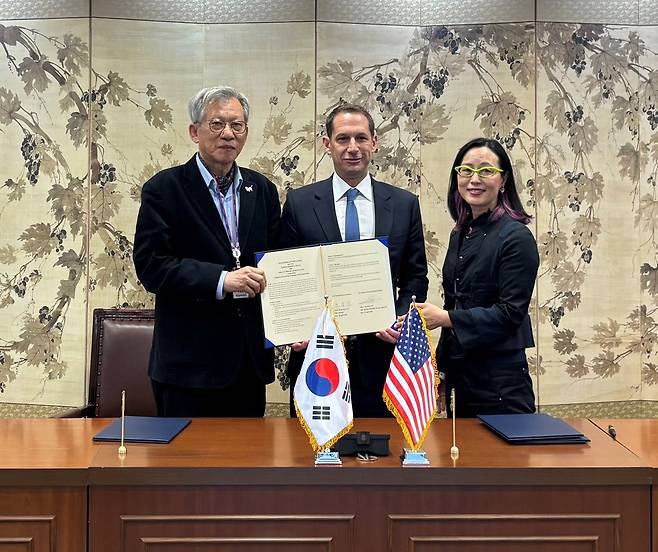 양해각서 체결 사진. (좌측부터) 유홍준 국립중앙박물관장, 대니얼 루리 샌프란시스코 시장, 이소영 샌프란시스코아시아박물관장.(국중박 제공)