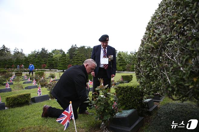영연방 4개국( 영국, 캐나다, 호주, 뉴질랜드) 참전용사와 유가족이 23일 오후 부산 유엔기념공원을 방문해 참배하고 전우의 넋을 기리며 추모하는 시간을 갖고 있다.(국가보훈부 제공)ⓒ 뉴스1