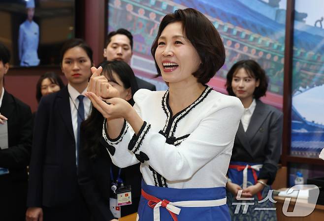 이재명 대통령과 베트남을 방문 중인 김혜경 여사가 23일(현지시간) 하노이 서호 롯데몰에서 열린 K문화관광대전에서 손가락 하트를 만들고 있다. 2026.4.23 ⓒ 뉴스1 이재명 기자