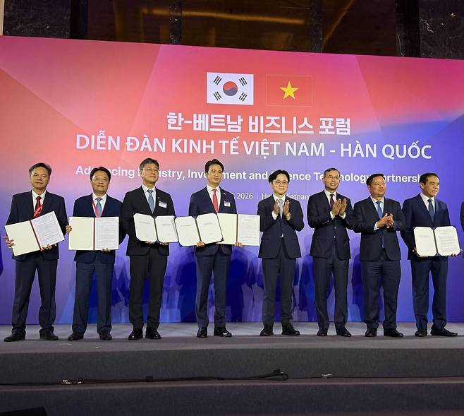 23일 베트남 하노이에서 열린 한-베트남 비즈니스포럼에서 SK가 베트남 정부기관과 AI 생태계 조성을 위한 업무협약(MOU)을 체결하고 있다. 사진은 왼쪽에서부터 응오 반 뚜 NASU CEO, 황 반 꽝 PV파워 회장, 정재헌 SK텔레콤 CEO, 추형욱 SK이노베이션 CEO, 김정관 산업통상부장관, 응오 반 뚜언 베트남 재무부 장관, 베트남 응우옌 칵 탄 응에안성 서기장, 보 쫑 하이 응에안성 인민위원장.(SK제공)