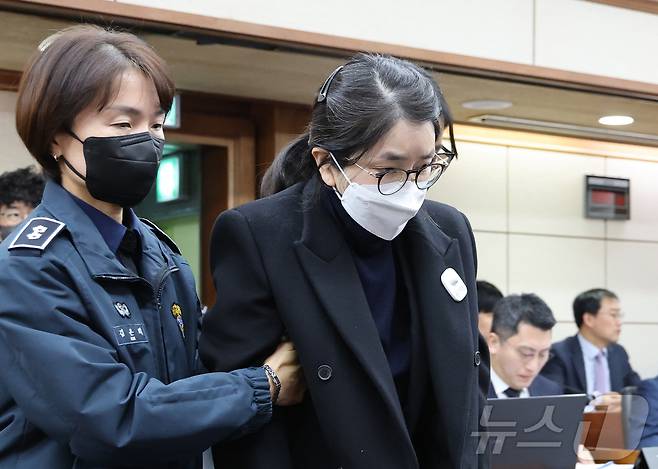 김건희 여사가 법정으로 들어오고 있다. ⓒ 뉴스1 사진공동취재단