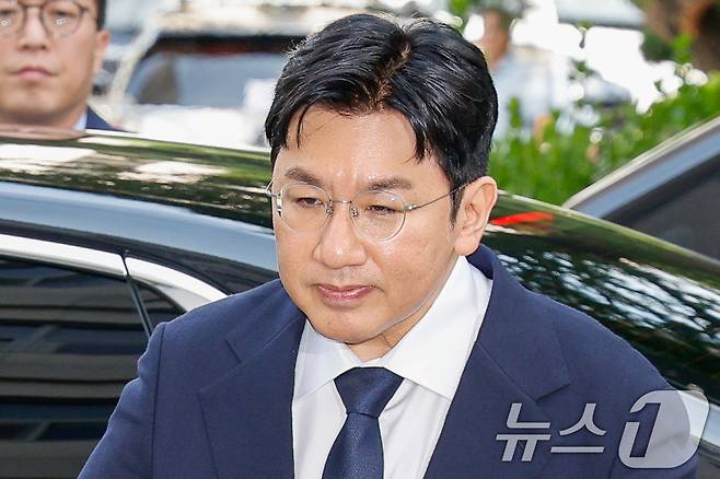 방시혁 하이브 의장이 15일 오전 자본시장법 위반 혐의(사기적 부정거래) 관련 조사를 받기 위해 마포구 서울경찰청 금융범죄수사대에 출석하고 있다. 2025.9.15 ⓒ 뉴스1 안은나 기자
