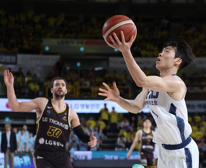 소노 이재도가 23일 창원체육관에서 열린 2025~2026 LG전자 프로농구 4강 플레이오프 1차전 LG와 경기에서 레이업슛을 던지고 있다. 사진 | 창원=연합뉴스