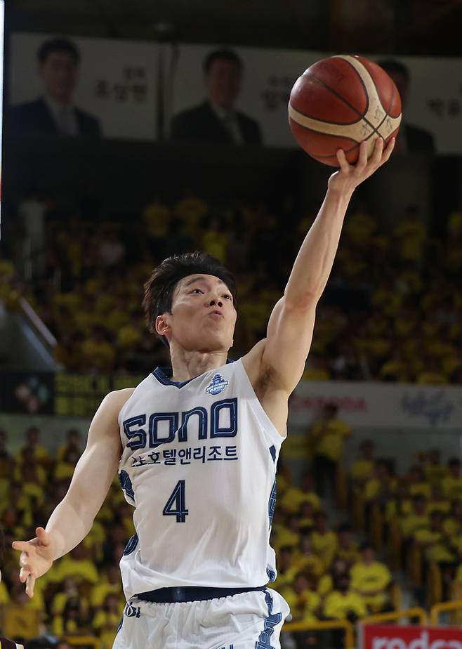 소노 이재도가 23일 창원체육관에서 열린 2025~2026 LG전자 프로농구 4강 플레이오프 1차전 LG와 경기에서 레이업슛을 던지고 있다. 사진 | 창원=연합뉴스
